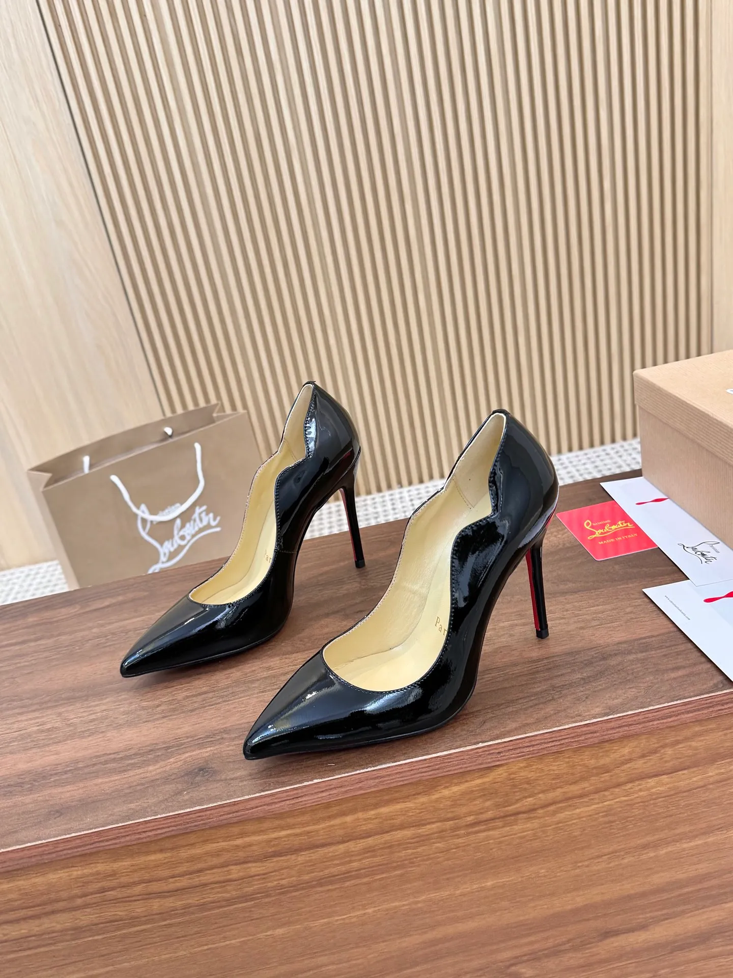 👟👟Ex-factory price 440 👟👟 Genuine leather sole +40 shipped all year round 💝Christian Louboutin CL👠 "Imported cow patent leather💎 series" noble and luxurious, real blingbling👟👟 real materials, all customized by the pattern maker, and the materials are made of original customized materials, achieving the taste of the original 5 color options💍 Upper: imported 👉cow patent leather💪 lining: sheepskin foot pad/lining code number: 34-40.41.42 heel height: two options: 10.5cm and 8.5cm